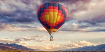 Смертельный полет над городом: в Польше аэростат влетел в многоэтажку. ВИДЕО