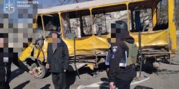 Російський дрон атакував маршрутку в Херсоні, десять постраждалих