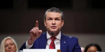 Фотографов СМИ выгнали из зала: Хегсет обиделся на «нелестные» снимки