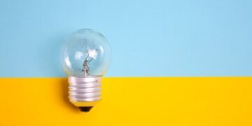 Обстріли знеструмили частину двох областей, графіки відключень ввечері по всій країні – Міненерго