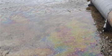 Атака рф спричинила транскордонне забруднення Дністра, виявили масляні плями, Україна поінформувала Молдову