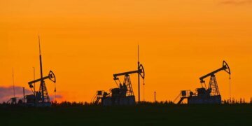 Ключові порти рф на Балтиці призупинили експорт нафти і пального після атак дронів – Reuters