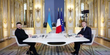 рф закликає до перемир’я на Близькому Сході, але вже рік відмовляється дотримуватися перемир’я в Україні – Макрон