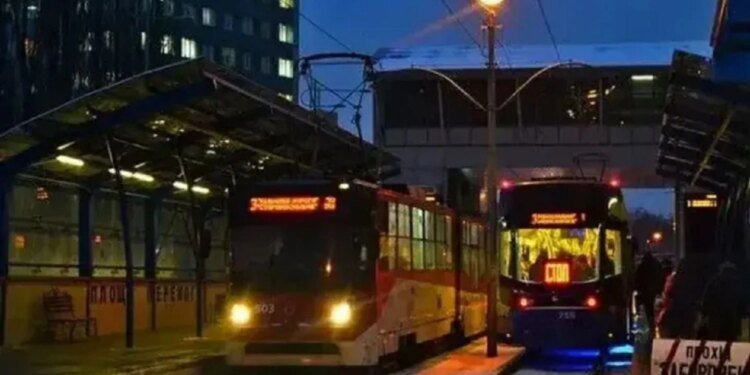 У кількох районах Києва через обстріл зупинився електротранспорт та зникло світло