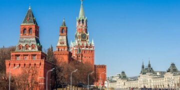 Москва второй день отбивается от дронов: жители и гости столицы привыкают к “жужжанию” в небе. ВИДЕО