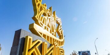 Атака рф на Київ триває, уламки ворожого дрона впали у самому центрі столиці – мер