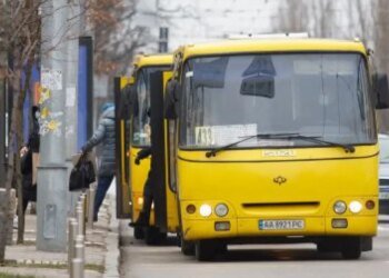 В Днепре мужчина угрожал пассажирам маршрутки гранатой