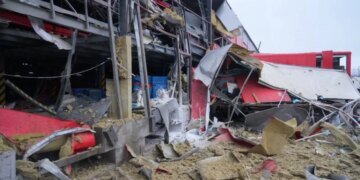 Под утро россияне нанесли удар по терминалу «Новой почты» в Запорожье. ВИДЕО