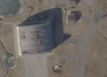 Спутниковые снимки подтвердили поражение авиаремонтного завода в Новгородской области РФ