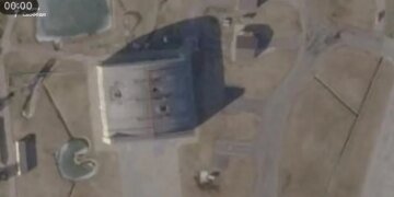 Спутниковые снимки подтвердили поражение авиаремонтного завода в Новгородской области РФ