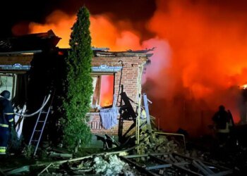 Ужас в Харьковской области: в результате удара российского беспилотника по жилому району загорелись дома, есть раненые. ФОТО