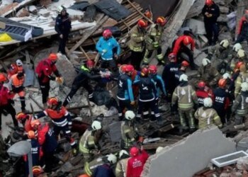 Утро в руинах: в историческом центре Стамбула взрыв похоронил людей под обломками домов. ВИДЕО