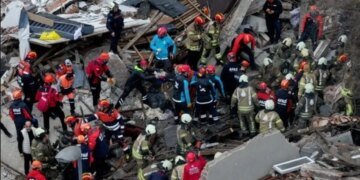 Утро в руинах: в историческом центре Стамбула взрыв похоронил людей под обломками домов. ВИДЕО