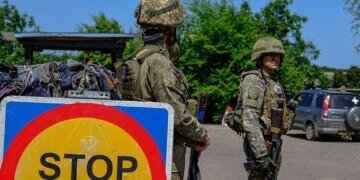 Окупанти на Луганщині масово вручають чоловікам приписи на блокпостах – партизани