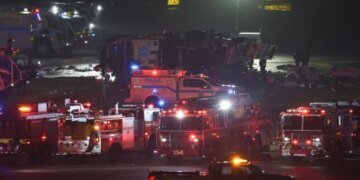 Самолет столкнулся с пожарной машиной при взлете в Нью-Йорке