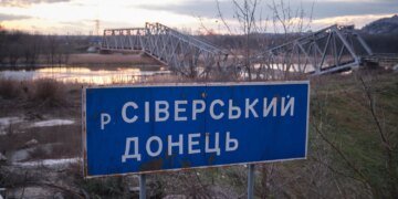 Супутникові знімки зафіксували руйнування у Райгородку греблі на Сіверському Донці