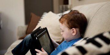 TikTok та X заявляють про свою "нейтральність" щодо заборони соцмереж для дітей – ЗМІ