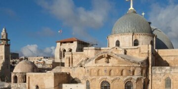Впервые за столетие церковных лидеров Израиль не пустил в храм Гроба Господня: что происходит