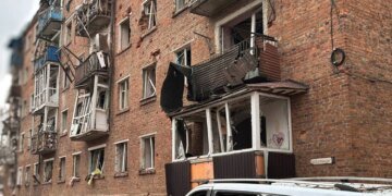 Окупанти скинули дві авіабомби на гуртожиток у Глухові, є поранені