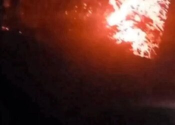 Взрывы и сирены: в России заявили о массированной атаке дронов