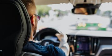 За руль теперь нельзя: водителей в Украине ограничили по возрасту