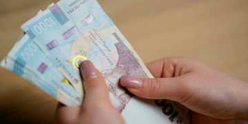 Кто из украинцев получит 1500 в апреле: полный список