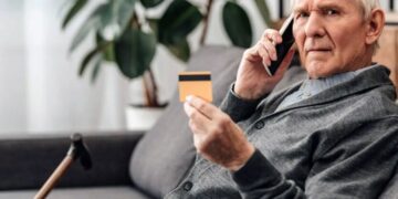 Пенсионеров внезапно оставляют без денег: за что исполнительная служба массово блокирует карты