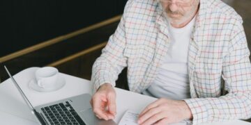 Пенсионеры на грани выживания: почему работа и тарифы убивают украинцев