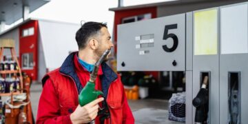 Кешбэк для водителей на АЗС: как это повлияет на цену бензина и дизеля