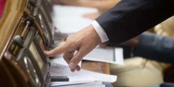 Депутаты против Кабмина: Зеленский теряет контроль над “Слугой народа”