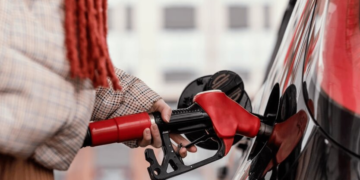 Бензин на АЗС по 100 гривен: водителям сказали, ударит ли война в Иране по кошельку