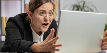 Пенсионеров запугивают “делами СБУ”: как работает новая схема мошенников