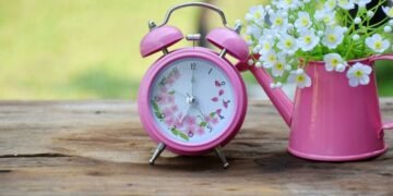 Украина перейдет на летнее время: когда и куда переводить стрелки часов