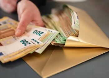 Коснется тысяч украинцев: к кому придут домой с проверкой доходов