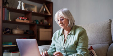 Пенсионерам доплатят по 100 гривен: что стоит за этой цифрой