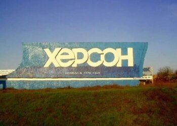 Російський дрон атакував "швидку" в Херсоні, троє медиків поранені