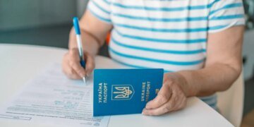 В Украине некоторые паспорта стали недействительными: кого больше не выпустят за границу