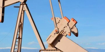 Експорт російської нафти обвалився через удари дронів, що паралізували порти Балтії – Bloomberg