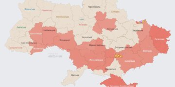 Атака рф дронами на Україну триває – влада повідомляє про загрозу для заходу та роботу ППО