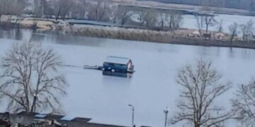 Дрейфующий дом на Оболони: киевлян шокировало плавучее здание посреди залива. ВИДЕО