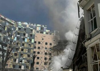 Харьков подвергся ракетному удару: в городе повреждены высотные здания, есть жертвы