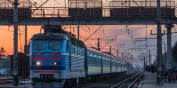 Укрзалізниця зупинила частину потягів і евакуює пасажирів через атаку дронів на Київщині