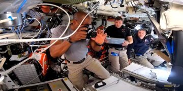 "Уже ближче до Місяця, ніж до Землі": екіпаж Artemis II показав епічні фото з космосу