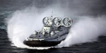 Український контракт допоміг Китаю наростити флот десантних кораблів "Зубр"