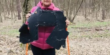 Посолка ЄС знайшла уламок російського "шахеда" під час прогулянки київським лісом