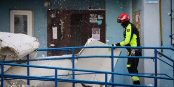 У Харкові росіяни вдарили “Герберою” по багатоповерхівці та рятувальникам, є постраждалі