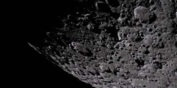 Захід Землі та сонячне затемнення – NASA опублікувала перші знімки з прольоту повз Місяць