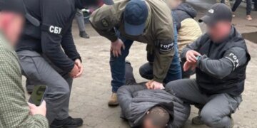 В Сумской области задержали мужчину за попытку снять военнообязанного с розыска за взятку
