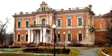 Вместо дворца — руины: россияне уничтожили поместье XIX века. ВИДЕО