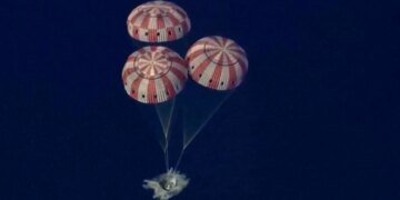 Місія Artemis II успішно повернулася на Землю, капсула приводнилася в океані